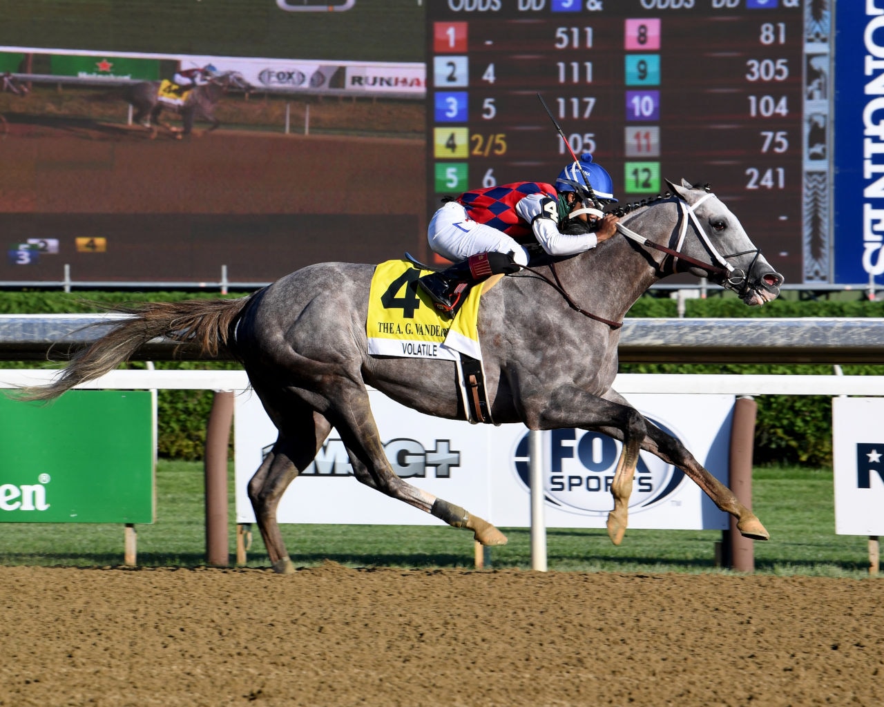 Volatile spurts clear in final quarter to win Alfred G. Vanderbilt