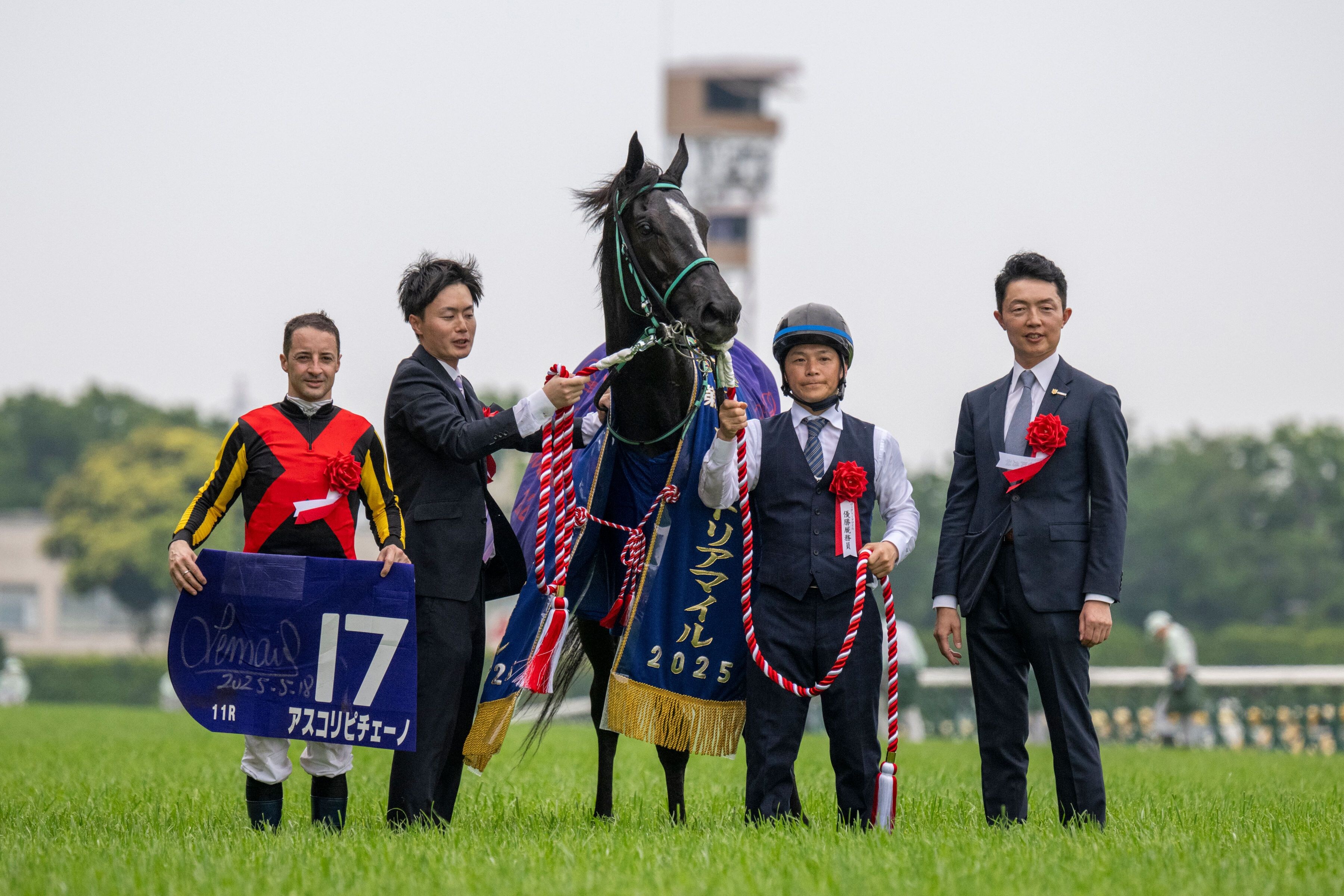 Ascoli Piceno poses with her connections and Victoria Mile swag
