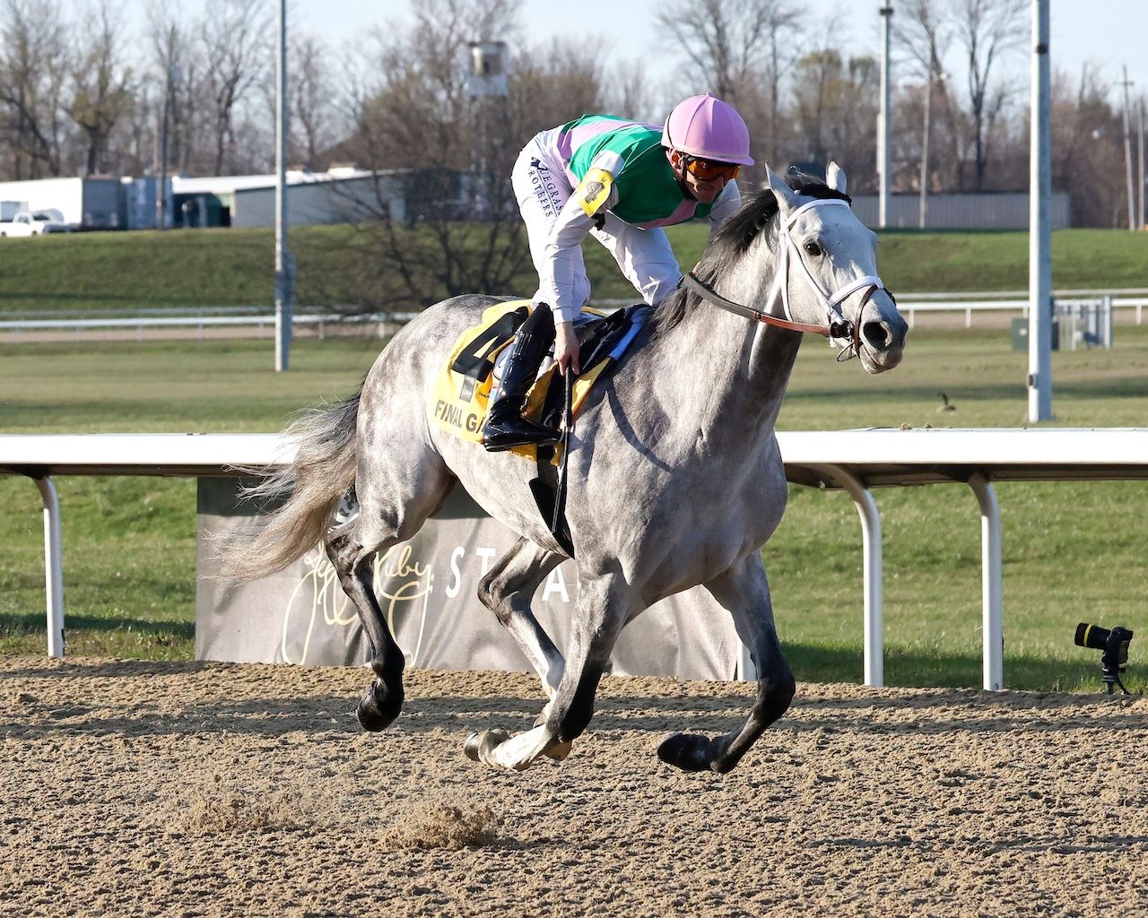 Final Gambit wins the Jeff Ruby Steaks at Turfway Park.