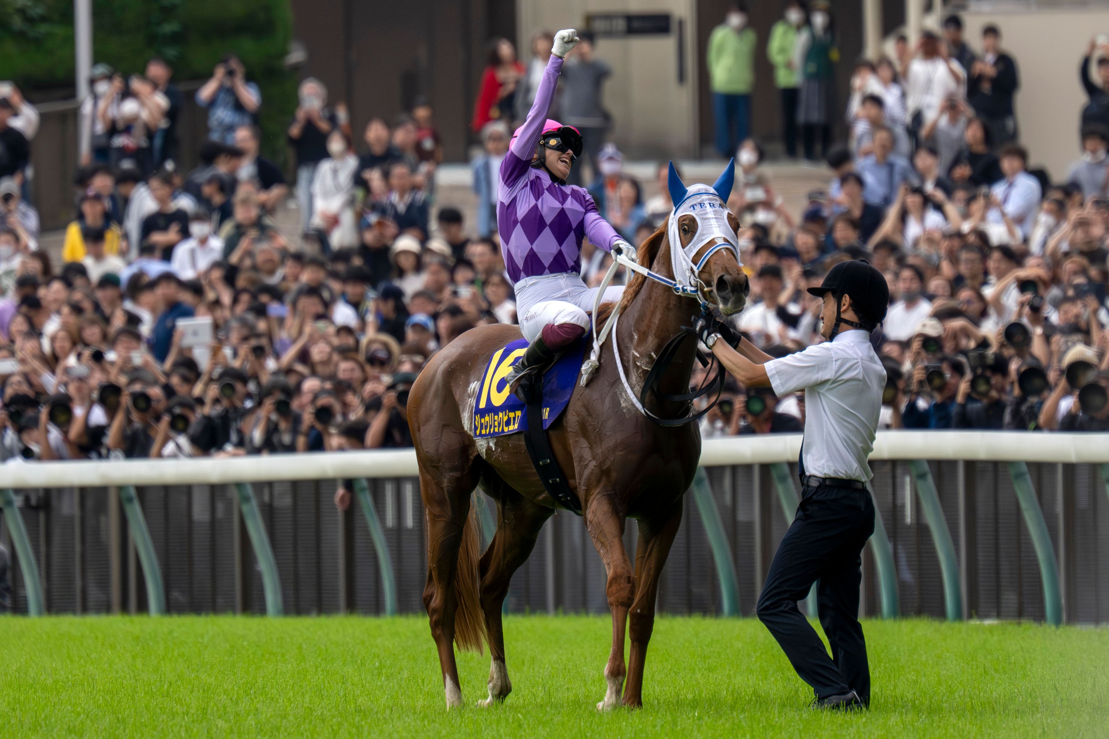 Seina Imamura celebrates her landmark classic victory aboard Juryoku Pierrot