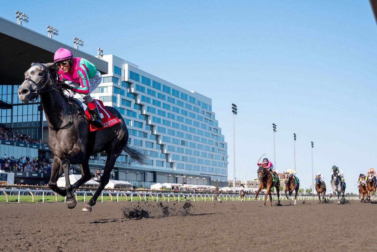 Luster brilliant in King’s Plate
