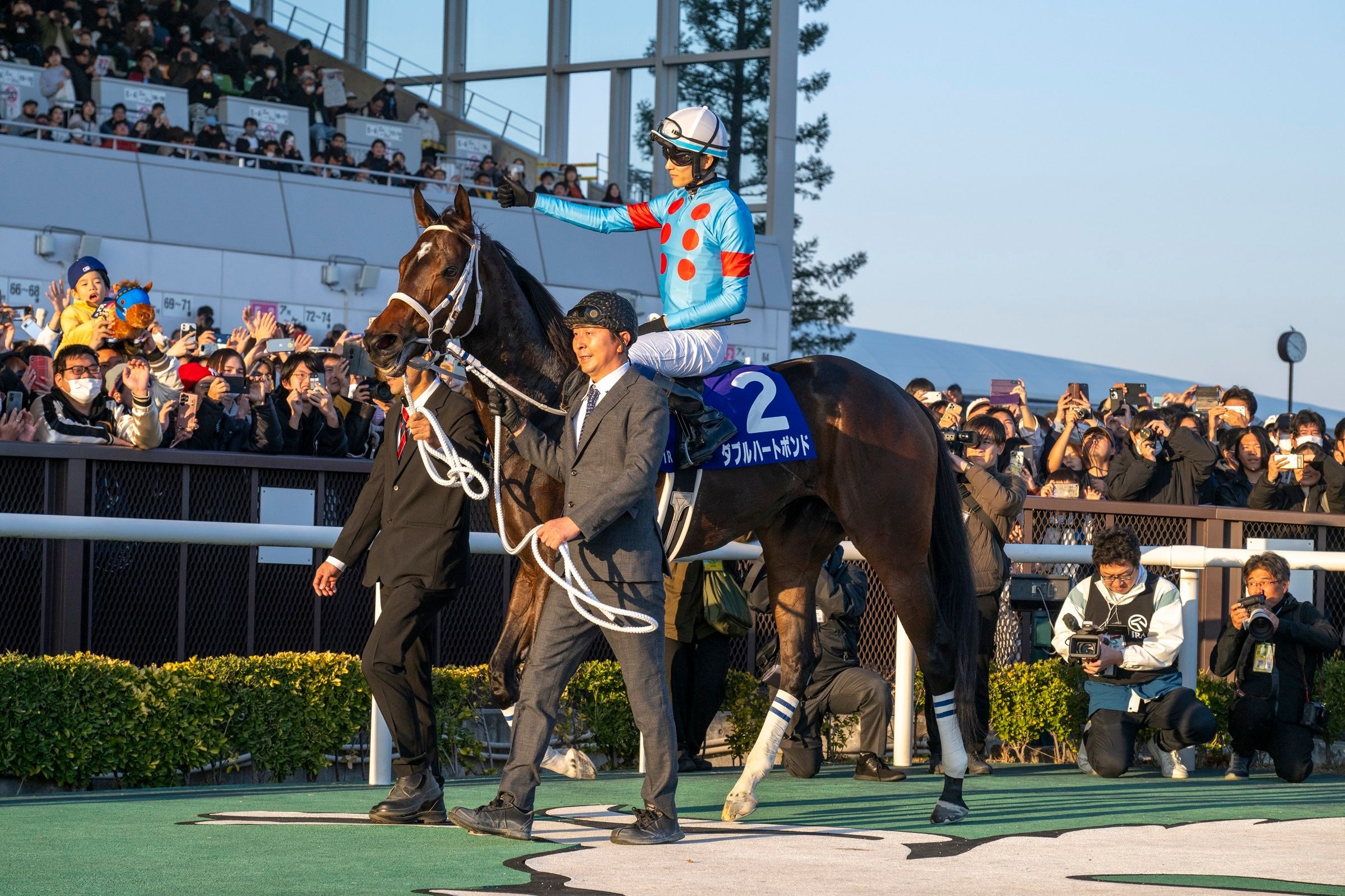Jockey Ryusei Sakai salutes the crowd aboard Champions Cup (G1) heroine W Heart Bond