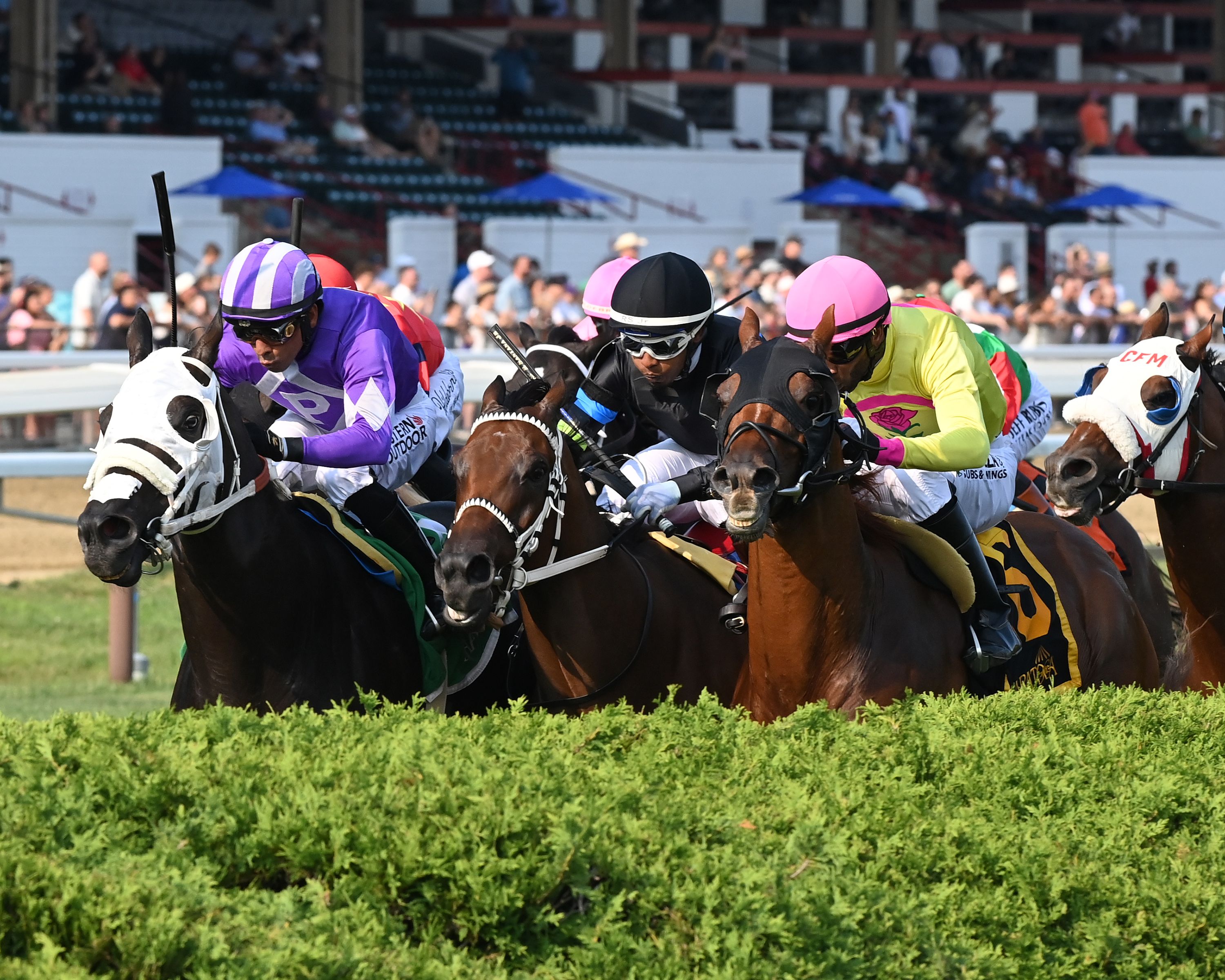 John the Beer Man (right) outduels Doncho (center) and Waralo in the Troy (G2)